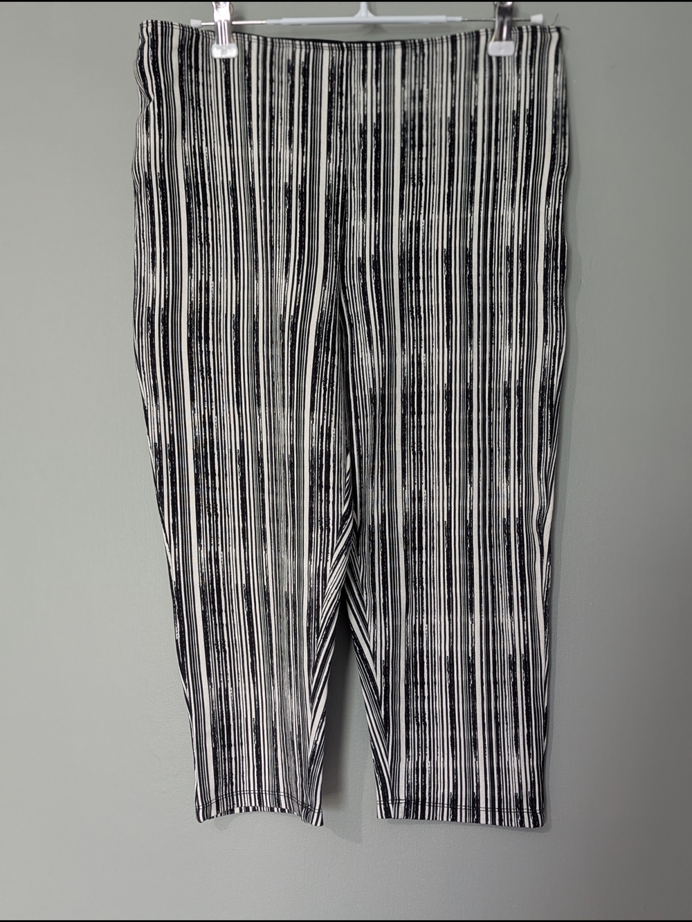 Svelte Women's Black and White Vertical Stripe Capri Leggings